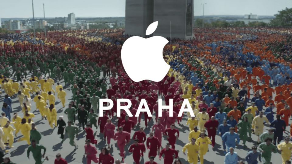 Apple opět umístil svou reklamu do Prahy, tentokrát hlavně mezi paneláky